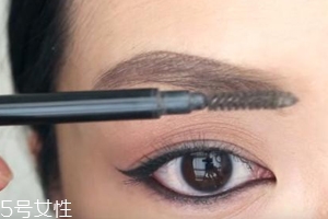 眉膠干了怎么辦？加水稀釋一下