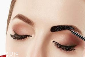 塑形眉膠怎么用？修眉后直接勾畫眉形