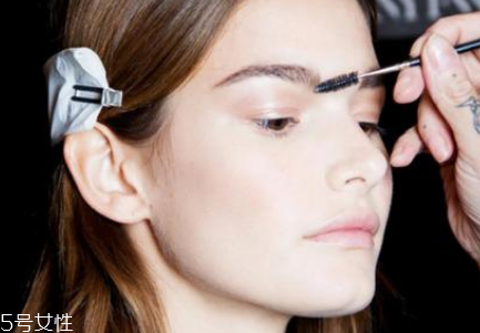 塑形眉膠怎么用？修眉后直接勾畫眉形