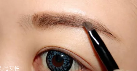 眉膏和眉粉有什么區(qū)別？眉粉只能上色