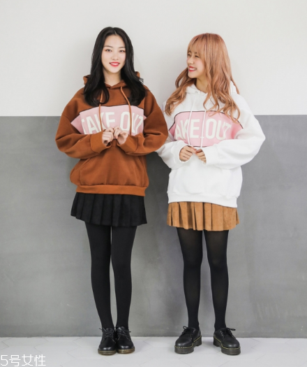 衛(wèi)衣搭配短裙好看嗎？開春必備的減齡穿搭