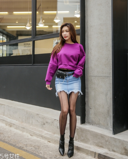 衛(wèi)衣搭配短裙好看嗎？開春必備的減齡穿搭