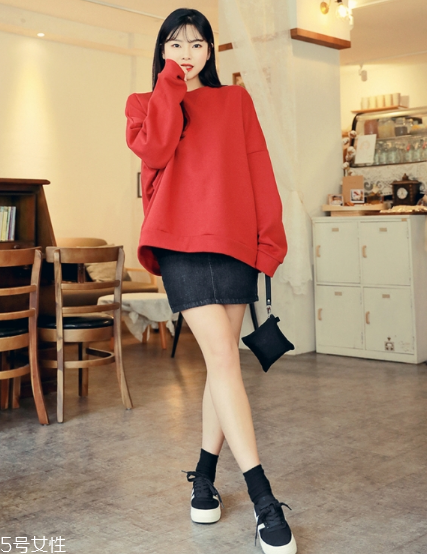 衛(wèi)衣搭配短裙好看嗎？開春必備的減齡穿搭