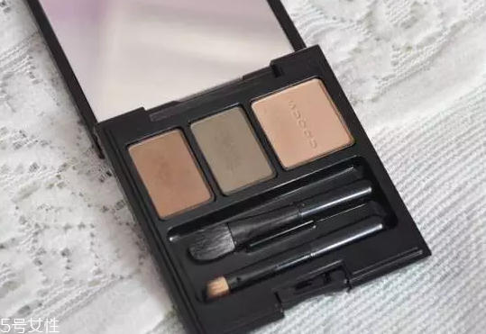 眉粉用久了結(jié)塊怎么辦？用眉刷戳碎