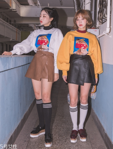 衛(wèi)衣搭配短裙好看嗎？開春必備的減齡穿搭