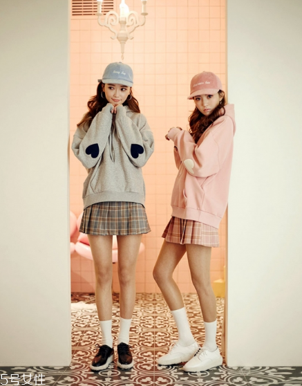 衛(wèi)衣搭配短裙好看嗎？開春必備的減齡穿搭