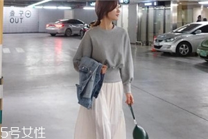 衛(wèi)衣搭配長(zhǎng)裙好看嗎？早春凹足造型感