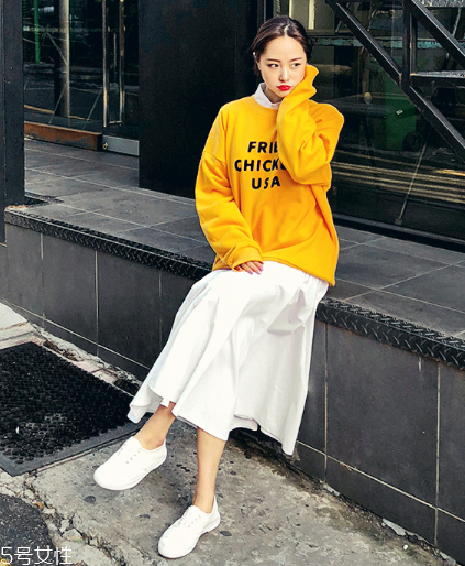 衛(wèi)衣搭配長(zhǎng)裙好看嗎？早春凹足造型感