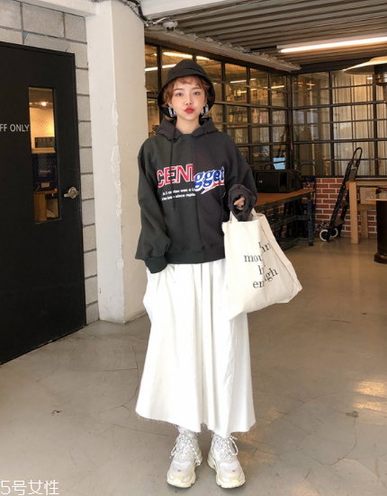 衛(wèi)衣搭配長(zhǎng)裙好看嗎？早春凹足造型感