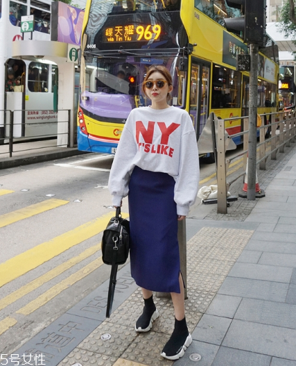 衛(wèi)衣搭配長(zhǎng)裙好看嗎？早春凹足造型感