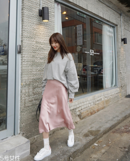 衛(wèi)衣搭配長(zhǎng)裙好看嗎？早春凹足造型感