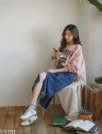 衛(wèi)衣搭配長(zhǎng)裙好看嗎？早春凹足造型感