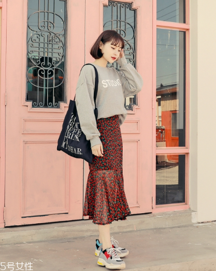 衛(wèi)衣搭配長(zhǎng)裙好看嗎？早春凹足造型感