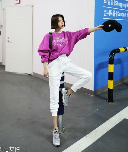 紫色衛(wèi)衣怎么搭配？流行色助你成為時尚女王