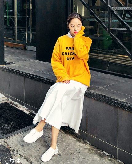 黃色衛(wèi)衣怎么搭配？用亮色吸引眼球