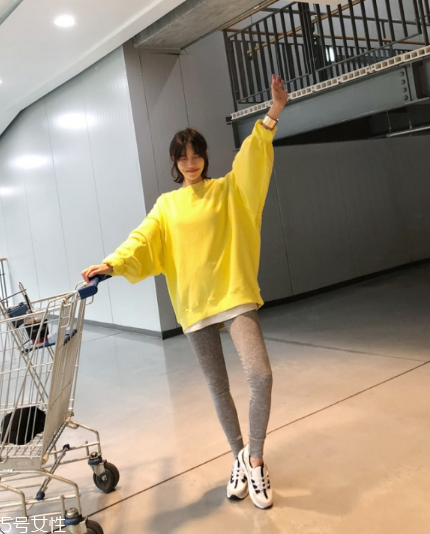 黃色衛(wèi)衣怎么搭配？用亮色吸引眼球