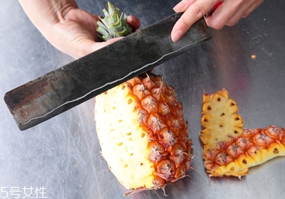 菠蘿怎么削皮切果肉 菠蘿怎么削皮切果肉