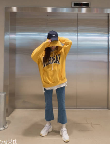 黃色衛(wèi)衣怎么搭配？用亮色吸引眼球