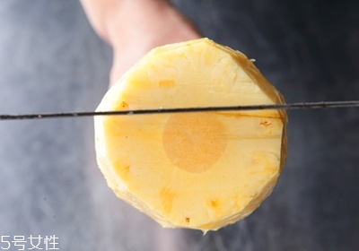 菠蘿怎么削皮切果肉 菠蘿怎么削皮切果肉
