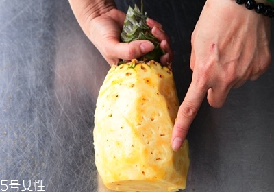 菠蘿怎么削皮切果肉 菠蘿怎么削皮切果肉