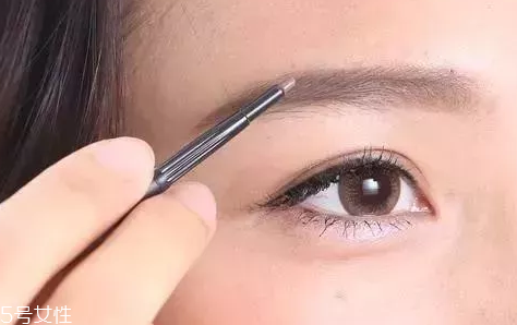 定妝粉用刷子好還是用粉撲好？新手用粉撲