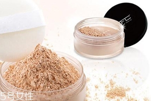 定妝粉用多了會(huì)怎么樣？妝效厚重不透氣