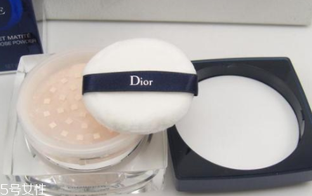 定妝粉用多了會(huì)怎么樣？妝效厚重不透氣