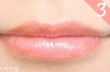 唇彩怎樣才能不掉色？用口紅雨衣固色