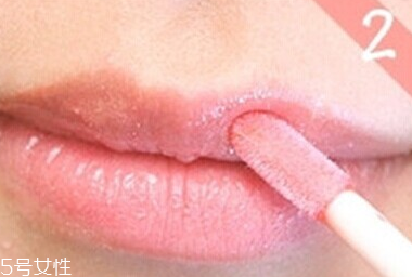 唇彩怎樣才能不掉色？用口紅雨衣固色