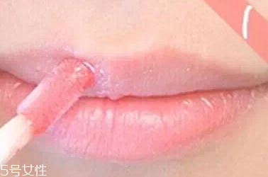 唇彩怎樣才能不掉色？用口紅雨衣固色