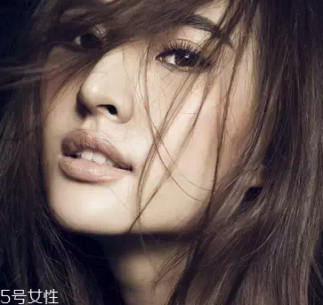 唇彩怎樣才能不掉色？用口紅雨衣固色