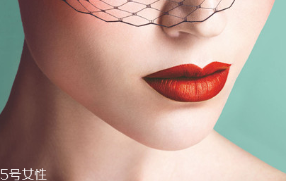唇彩怎樣才能不掉色？用口紅雨衣固色