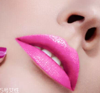 唇彩怎樣才能不掉色？用口紅雨衣固色