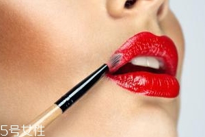 唇彩怎樣才能不掉色？用口紅雨衣固色