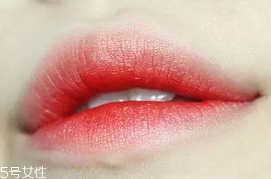 唇彩怎么涂好看？用下唇暈染上唇更好看