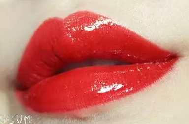 唇彩怎么涂好看？用下唇暈染上唇更好看