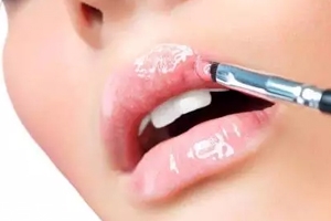 唇彩怎么涂好看？用下唇暈染上唇更好看