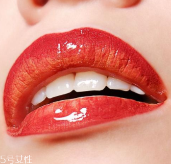 唇彩有點干了怎么辦？加礦泉水稀釋