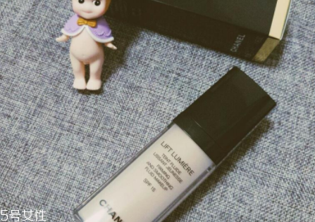 香奈兒粉底液哪款好？緊顏煥彩粉底液干皮救星