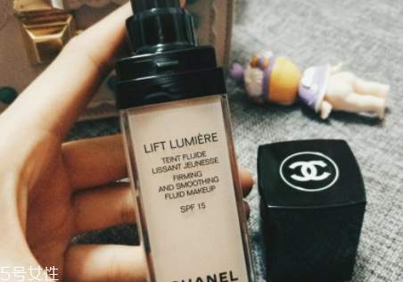 香奈兒粉底液哪款好？緊顏煥彩粉底液干皮救星