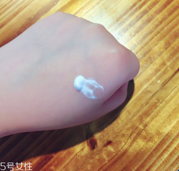 悅詩(shī)風(fēng)吟控油防曬乳好用嗎 自然關(guān)愛美白防曬霜