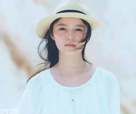 鹽系女生怎樣穿搭？清新無(wú)公害的鄰家女孩