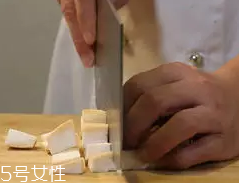 杏鮑菇怎么洗才干凈？鹽水泡泡輕松去污