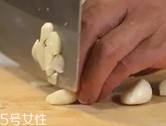 杏鮑菇怎么洗才干凈？鹽水泡泡輕松去污