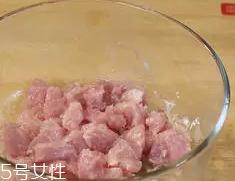 杏鮑菇怎么洗才干凈？鹽水泡泡輕松去污