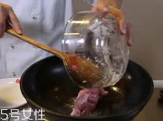 杏鮑菇怎么洗才干凈？鹽水泡泡輕松去污