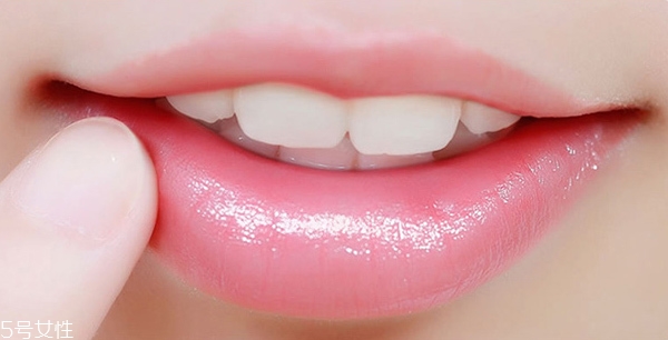 口紅不掉色是含有什么成分 防止口紅脫妝的小技巧 口紅不掉色是含有什么成分 防止口紅脫妝的小技巧