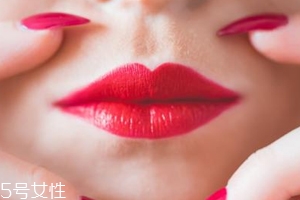 唇彩有點干了怎么辦？加礦泉水稀釋