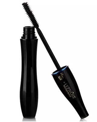 睫毛膏暈染到下眼皮怎么辦？用棉簽蘸取卸妝水擦掉