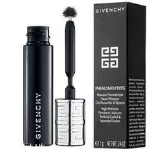 睫毛膏暈染到下眼皮怎么辦？用棉簽蘸取卸妝水擦掉